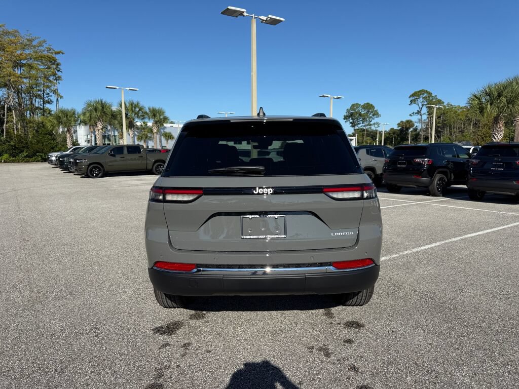 New 2027 Jeep Grand Cherokee Laredo RWD image 4