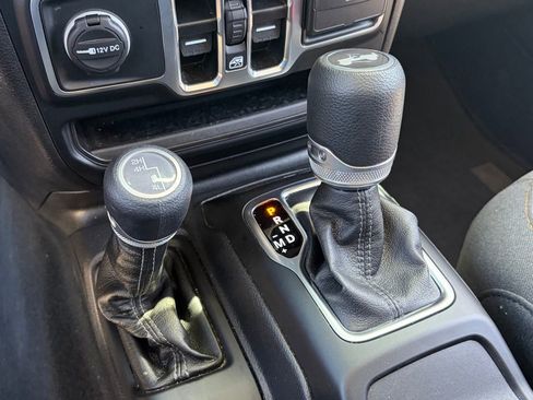 Used 2025 Jeep Wrangler Unlimited Sahara AWD/4WD image 7