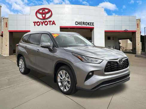 Used 2026 Toyota Highlander Limited image 3