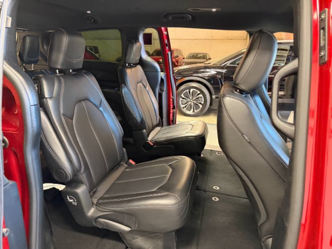 Used 2025 Chrysler Pacifica Select FWD image 30