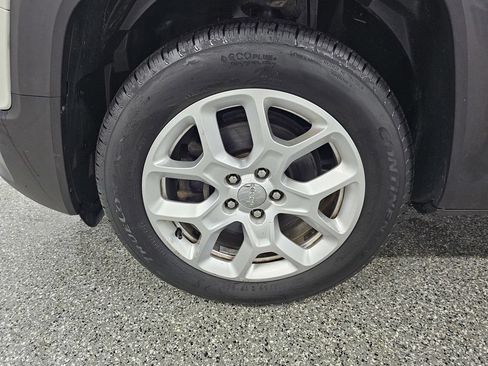 Used 2017 Jeep Renegade Latitude FWD image 9