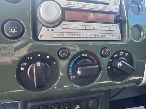 Used 2010 Toyota FJ Cruiser 4WD image 36