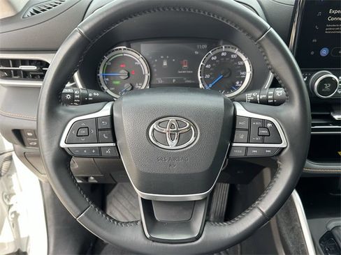 Used 2023 Toyota Highlander Bronze Edition image 8