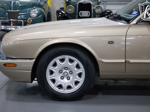 Used 2001 Jaguar XJ8 image 19