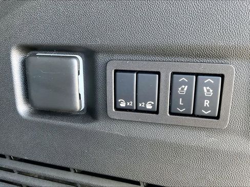 Used 2024 GMC Yukon Denali w/ Advanced Technology Package image 36