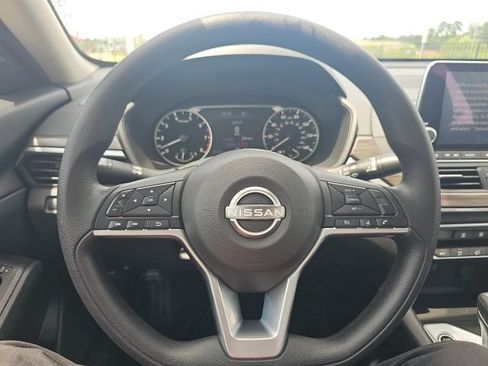 Used 2025 Nissan Altima 2.5 SV FWD image 29
