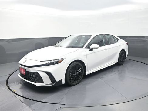 Used 2026 Toyota Camry SE FWD image 3