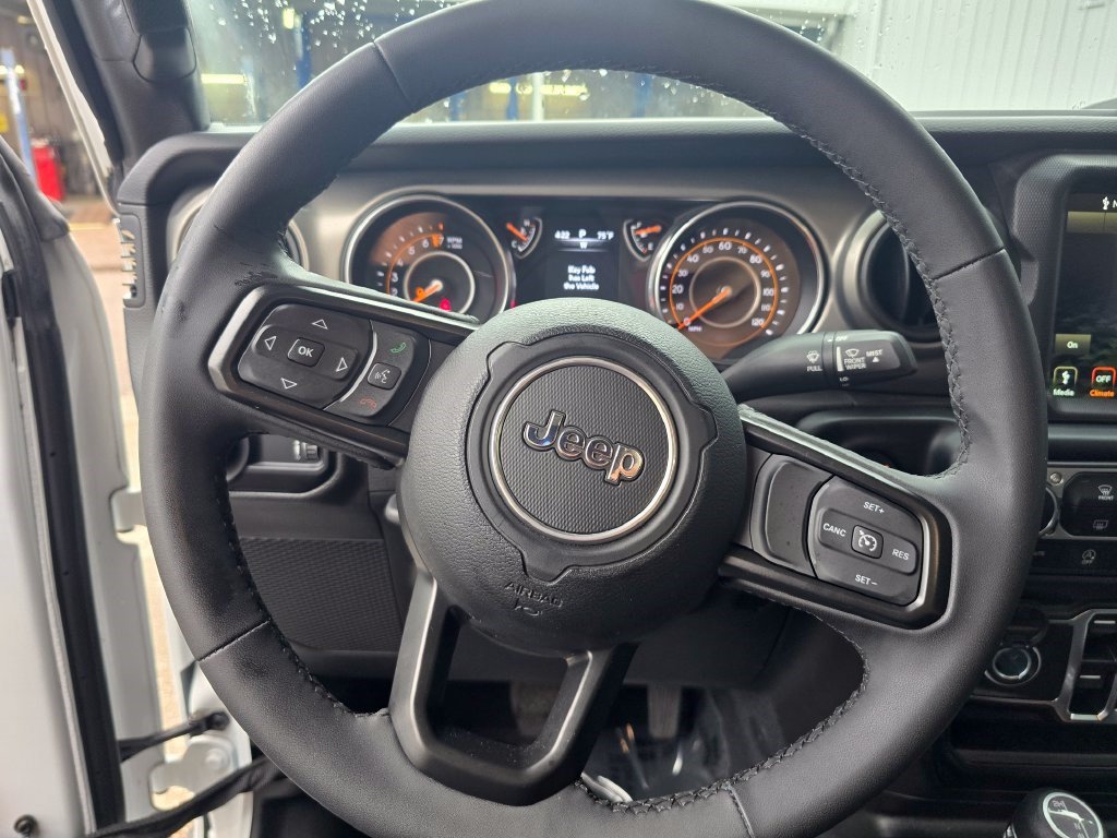 Used 2023 Jeep Gladiator Sport AWD/4WD image 18