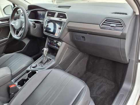 Used 2023 Volkswagen Tiguan SE image 8