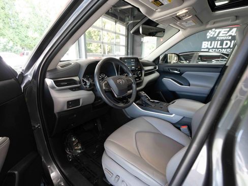 Used 2021 Toyota Highlander XLE AWD/4WD image 8