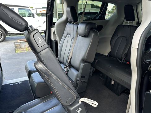 Used 2019 Chrysler Pacifica Touring-L FWD image 33