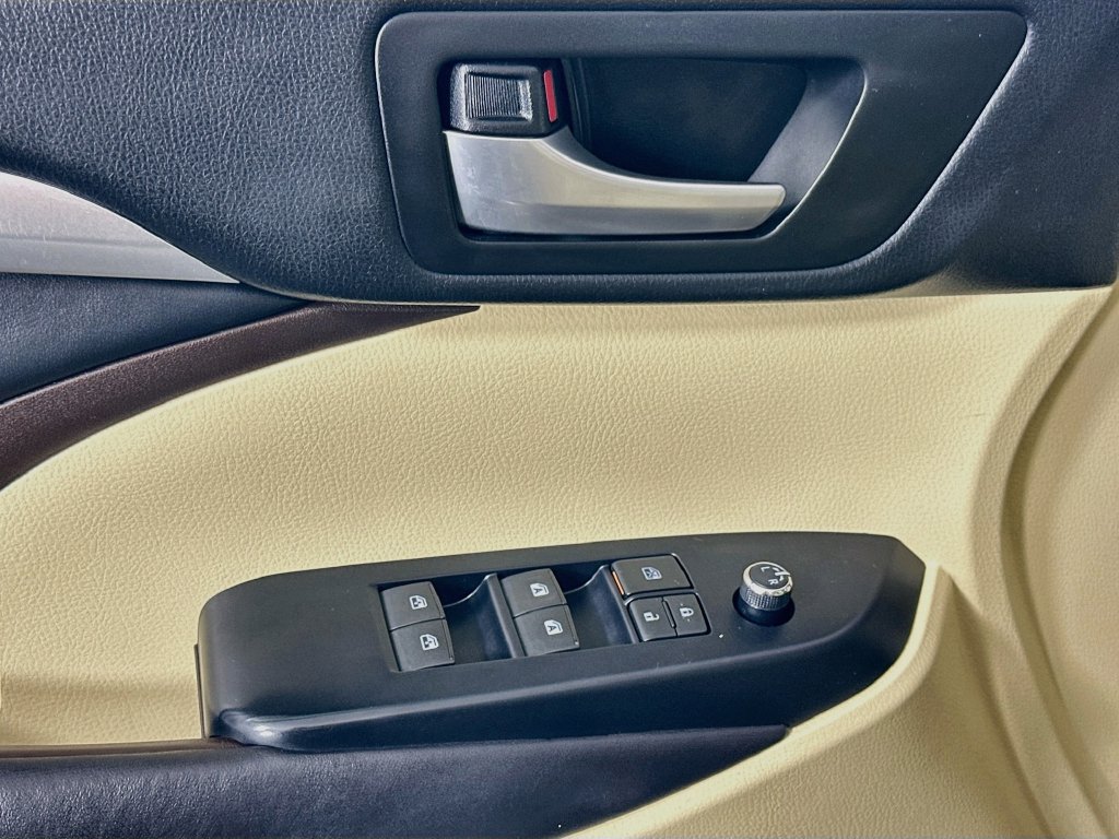 Used 2017 Toyota Highlander XLE FWD image 17