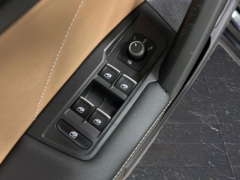 Used 2024 Volkswagen Tiguan SE w/ Panoramic Sunroof Package image 22