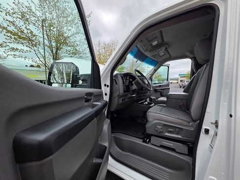 Used 2018 Nissan NV 3500 SL image 46