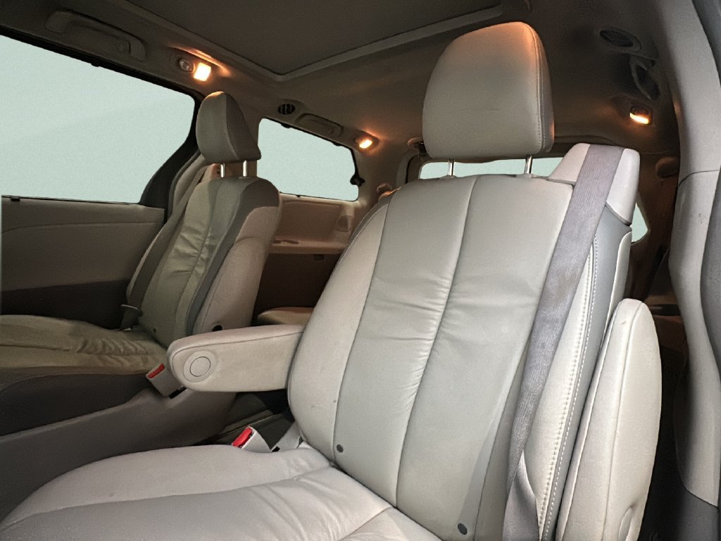 Used 2011 Toyota Sienna Limited AWD/4WD image 18