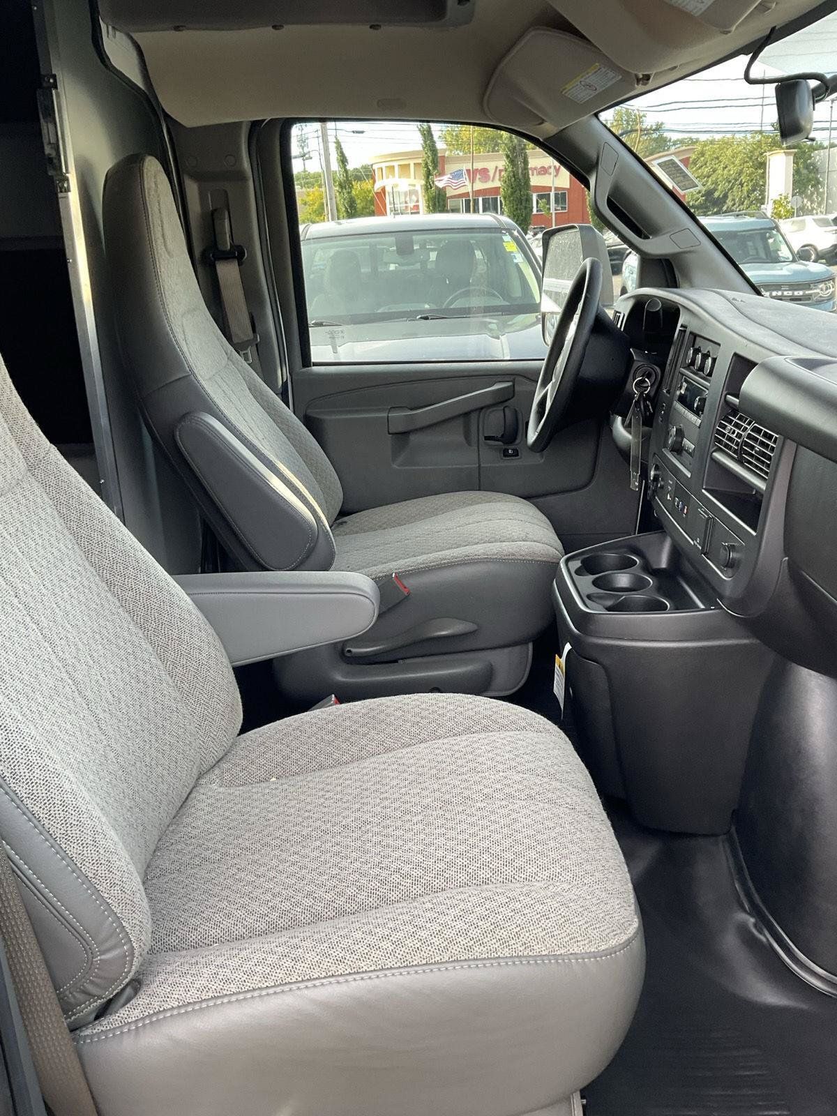 Used 2025 Chevrolet Express 3500 w/ Power Convenience Package RWD image 10