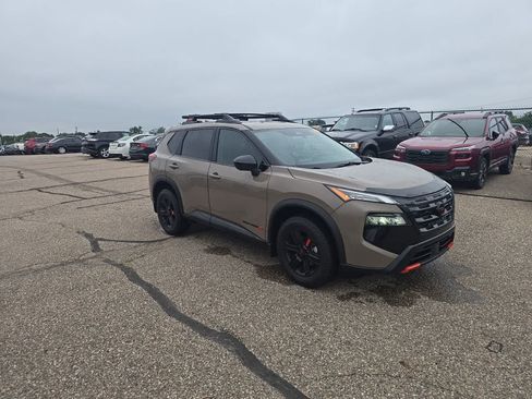 Used 2025 Nissan Rogue SV AWD/4WD image 5
