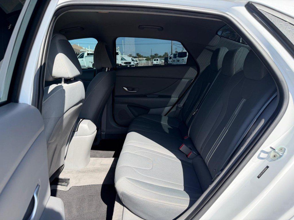 Used 2022 Hyundai Elantra SEL w/ Convenience Package FWD image 40