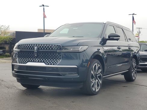 New 2026 Lincoln Navigator L Reserve AWD/4WD image 2