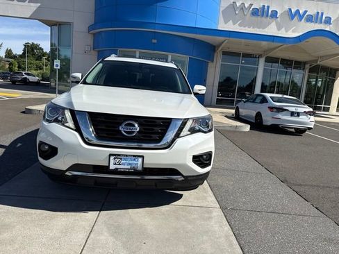 Used 2017 Nissan Pathfinder Platinum w/ Family Entertainment Package AWD/4WD image 13