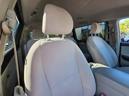 Used 2019 Kia Sedona LX image 17