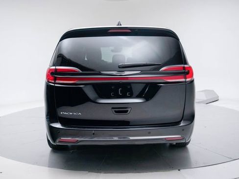 Used 2025 Chrysler Pacifica Select image 4