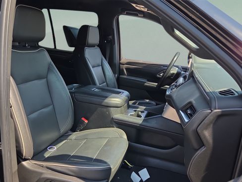 Used 2021 GMC Yukon SLT w/ Rear Media and Nav Package AWD/4WD image 16