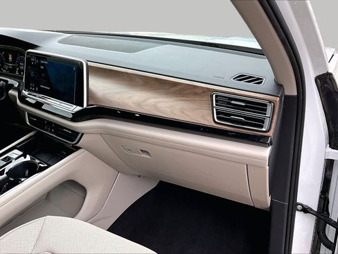 Used 2024 Volkswagen Atlas SE FWD image 18