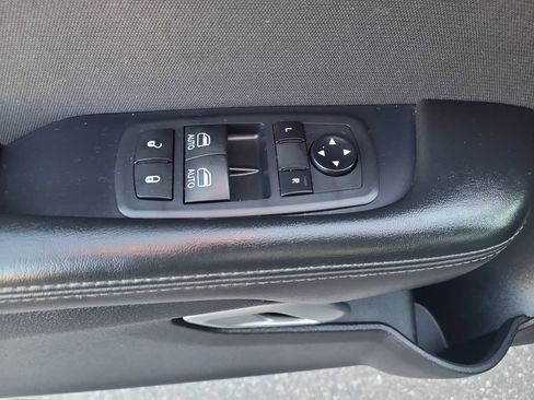 Used 2016 Dodge Challenger SXT image 9