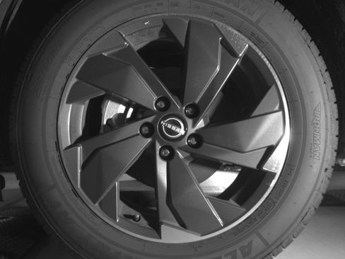 Used 2025 Nissan Rogue SV FWD image 14