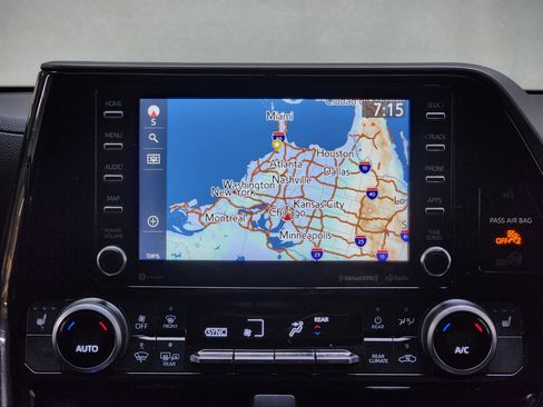 Used 2021 Toyota Highlander XLE image 28