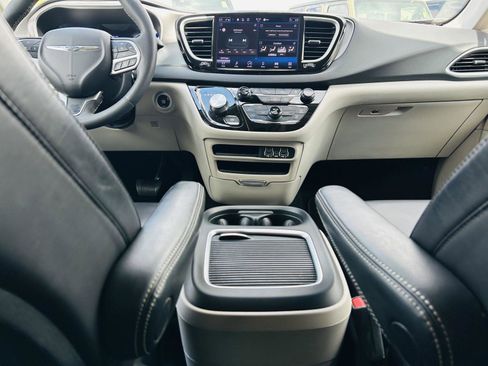 Used 2023 Chrysler Pacifica Touring-L FWD image 25
