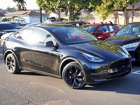 Used 2023 Tesla Model Y Long Range image 3