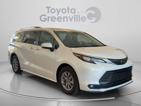 Used 2026 Toyota Sienna XLE FWD image 8