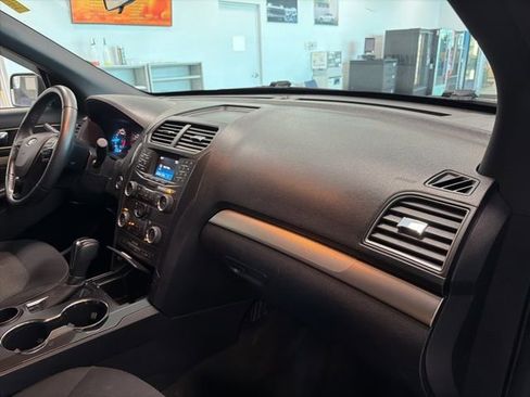 Used 2018 Ford Explorer XLT FWD image 30