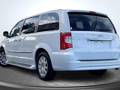 Used 2015 Chrysler Town & Country Touring image 2