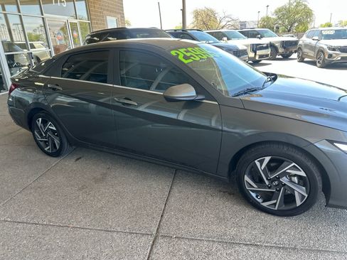 Used 2024 Hyundai Elantra SEL w/ Convenience Package FWD image 2