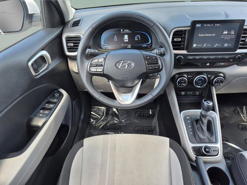 Used 2023 Hyundai Venue SEL FWD image 11