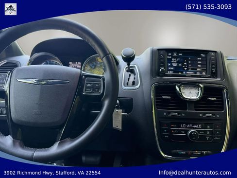 Used 2015 Chrysler Town & Country S FWD image 32