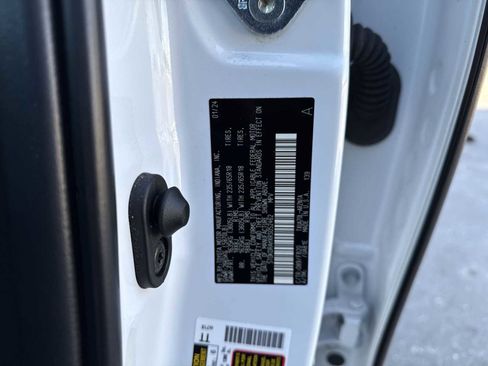 Used 2024 Toyota Highlander LE image 34