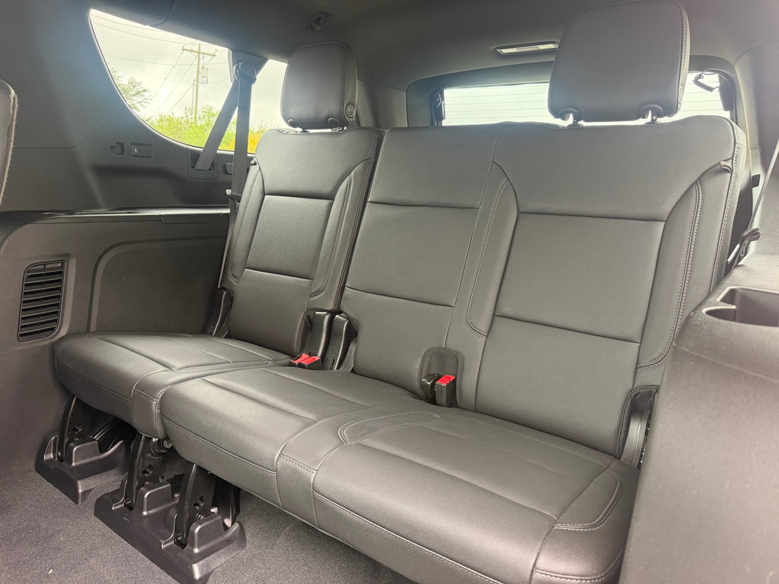 Used 2024 Chevrolet Suburban LT w/ Luxury Package RWD image 20