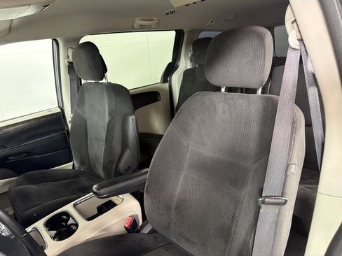 Used 2016 Dodge Grand Caravan SXT w/ UConnect Hands-Free Group FWD image 11