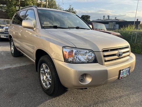 Used 2005 Toyota Highlander 2WD V6 w/ 3rd Row image 7