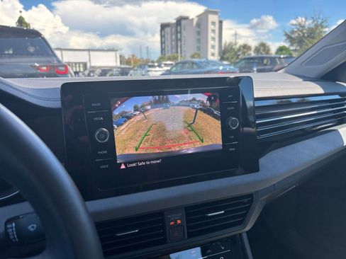 Used 2025 Volkswagen Jetta SE image 17