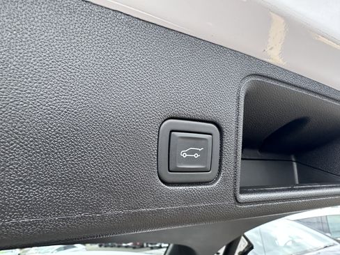 Used 2024 GMC Terrain SLT w/ Infotainment Package II image 12