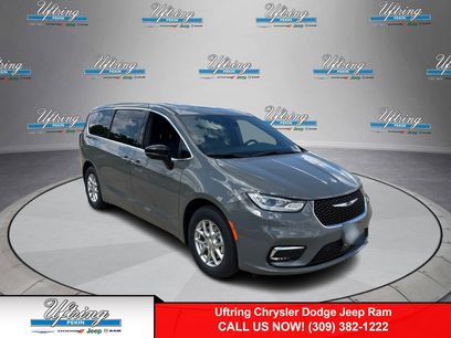 New 2025 Chrysler Pacifica Select w/ Uconnect Theater Family Group