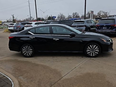 Used 2024 Nissan Altima 2.5 SV image 4