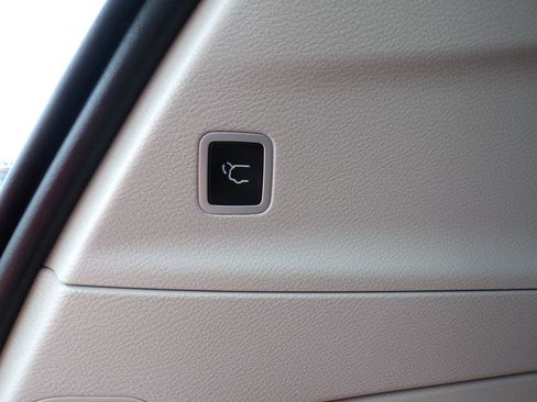 Used 2023 Chrysler Pacifica Touring-L FWD image 10
