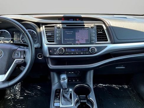 Used 2019 Toyota Highlander XLE AWD/4WD image 9