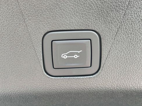 Used 2025 Chevrolet Tahoe Premier AWD/4WD image 13